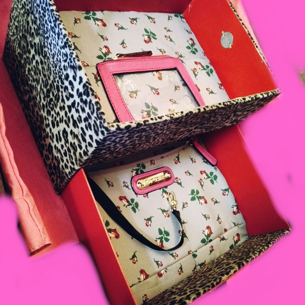 BetseyVille  Box - Picture 12 of 12